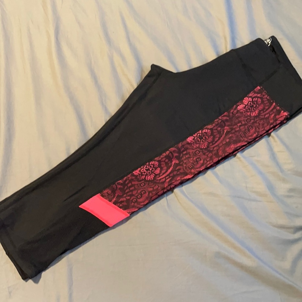 Betsey Johnson Capri workout leggings
